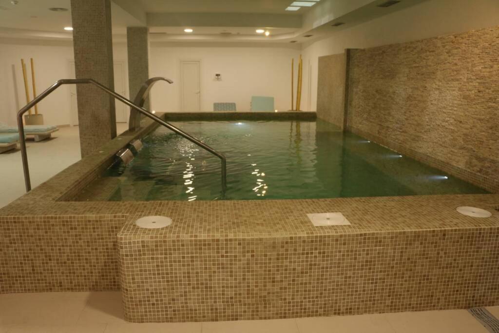 Lagenhet Med 4 Pooler, Gym, Restaurang & Jatte Nara Puerto Banus & Golf Apartament
